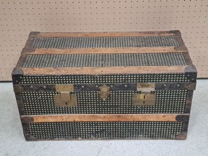 Quatre malles en bois
de 40 x 80 x 44 cm...