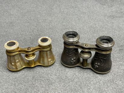 Deux paires de jumelles de théatre, une nacre...