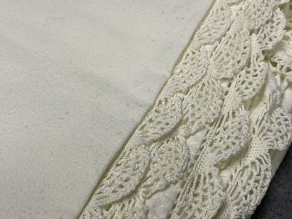 Deux services de nappes en coton écru
- avec...