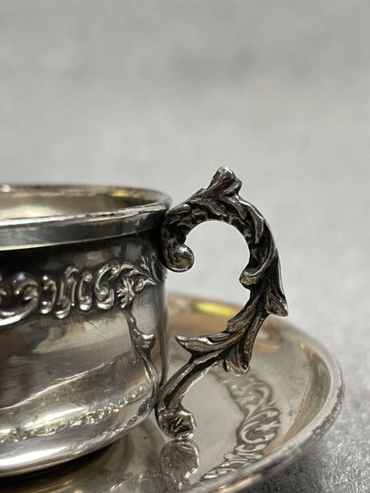 Tasse à café et soucoupe en argent.
Poinçon...