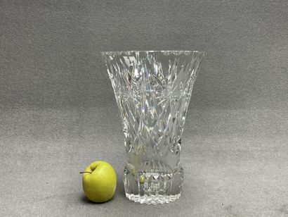 Vase en verre. 
H. :28 cm. 
éclats au col...
