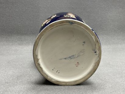Grand vase en faience bleu et or. 
H. :53...