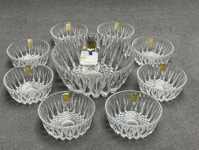 BAYEL : compotier et huit ramequins en cristal,...