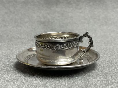 Tasse à café et soucoupe en argent.
Poinçon...