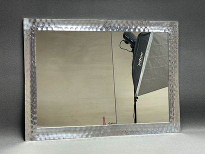 Grand miroir, cadre en métal martelé. 
109...