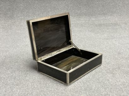 Petit coffret en corne brune et métal argenté
13...