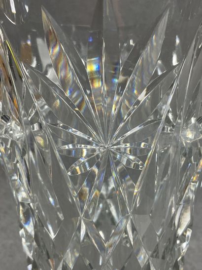 Vase en verre. 
H. :28 cm. 
éclats au col...