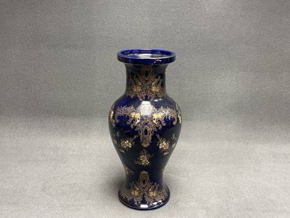 Grand vase en faience bleu et or. 
H. :53...