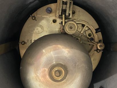 Pendule en marbre noir et régule. 
H. :58...