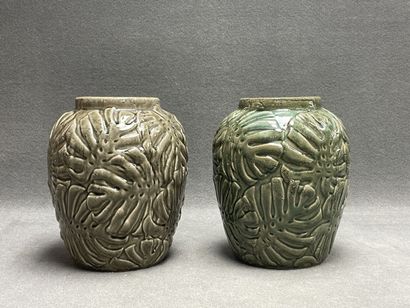 Paire de vases en céramqiue , à décor de...