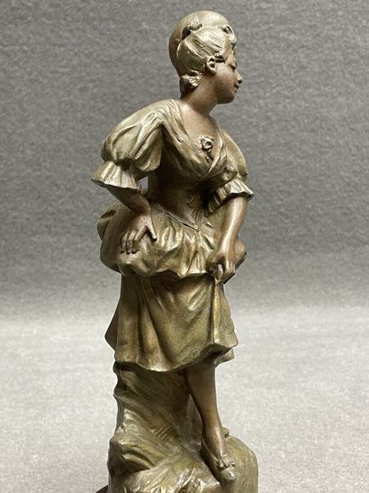 Elégante. 
Sculpture en régule sur socle...