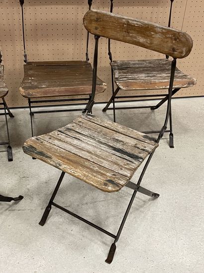Six chaises pliantes en bois et métal.