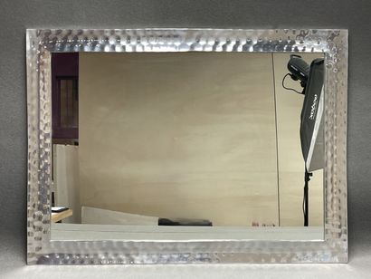 Grand miroir, cadre en métal martelé. 
109...