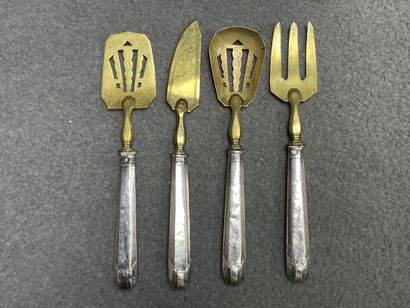 Couverts à mignardises manche argent fourré,...