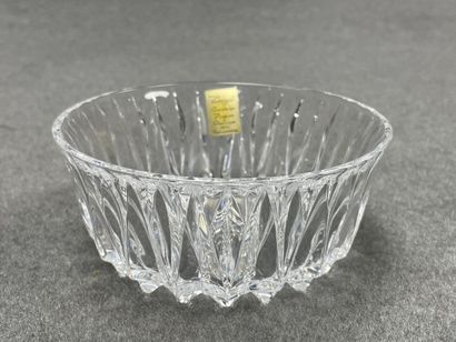 BAYEL : compotier et huit ramequins en cristal,...