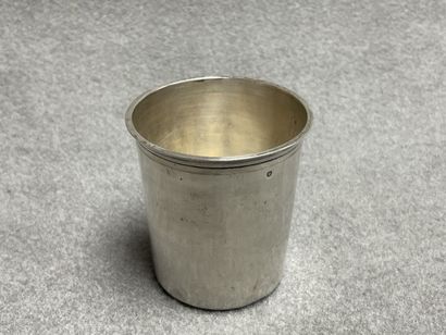 Timbale droite en argent. 925°/00.
81 g
H....