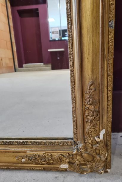 Grand miroir étroit, cadre en stuc doré
Fin...
