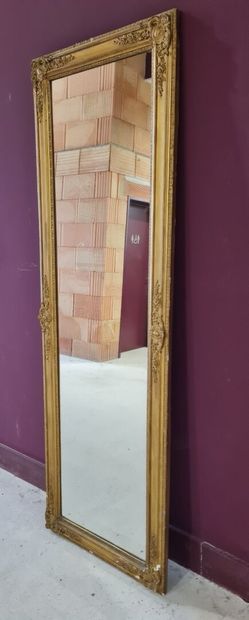 Grand miroir étroit, cadre en stuc doré
Fin...