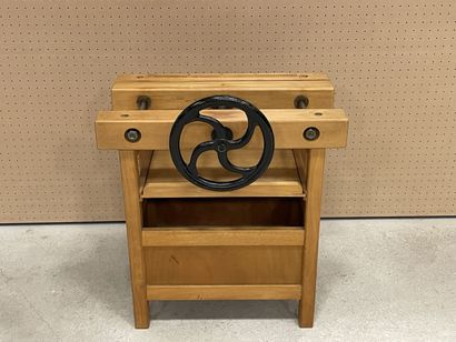 Grande presse à livre en bois. 
120 x 63...