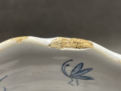 Deux assiettes en faience XVIII°. 
D. :23...