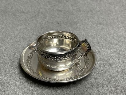 Tasse à café et soucoupe en argent.
Poinçon...