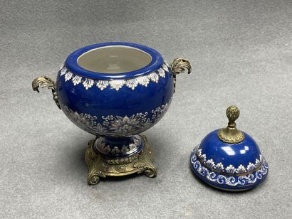 Paire d'urnes en faience monture en bronze....