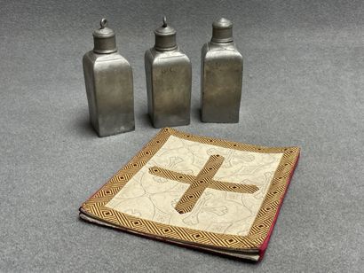 Habit liturgique complet.
On y joint trois...