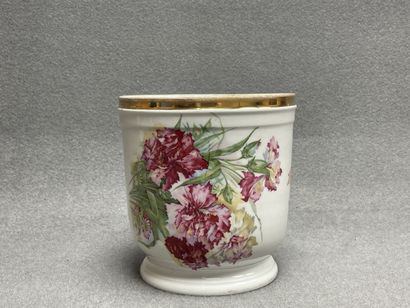 Cache pot en porcelaine de Limoges à décor...