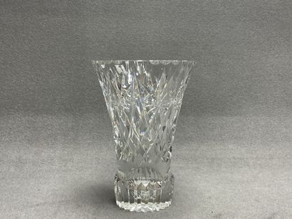 Vase en verre. 
H. :28 cm. 
éclats au col...