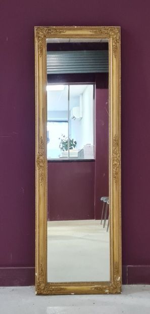 Grand miroir étroit, cadre en stuc doré
Fin...