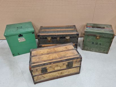 Quatre malles en bois
de 40 x 80 x 44 cm...