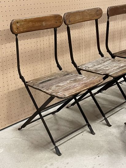 Six chaises pliantes en bois et métal.