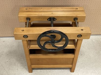 Grande presse à livre en bois. 
120 x 63...