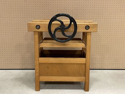 Grande presse à livre en bois. 
120 x 63...