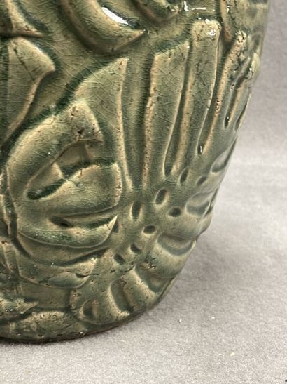Paire de vases en céramqiue , à décor de...