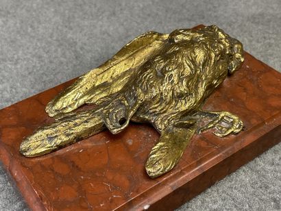 Presse papier en marbre rouge et bronze doré:...