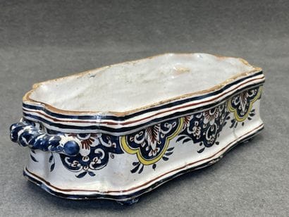 Saint Clément fin XVIII°: commode en faience.
12...