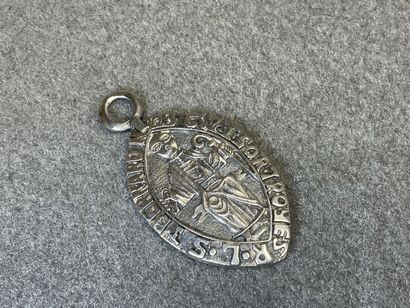 FRANC-MACONNERIE :
Pendentif à décor de symboles...