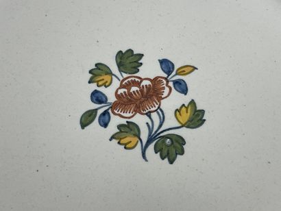Deux assiettes en faience XVIII°. 
D. :23...