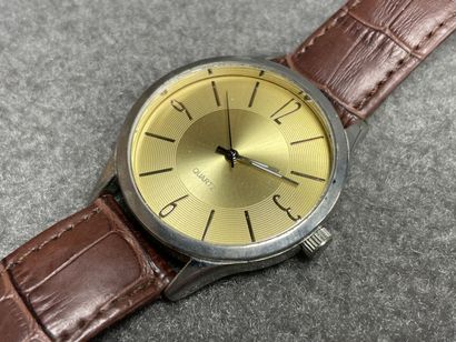 Lot de cinq montres et un stylo bille.