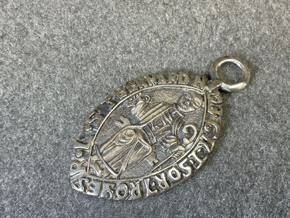 FRANC-MACONNERIE :
Pendentif à décor de symboles...
