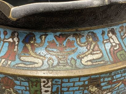 Cache pot en émaux cloisonnés, décor à l'antique....