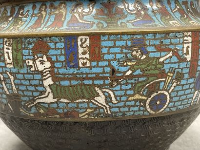 Cache pot en émaux cloisonnés, décor à l'antique....