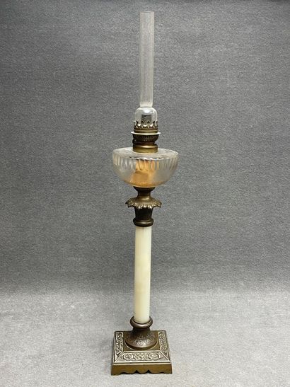 Grande lampe à pétrole pied onyx et bronze.
fin...
