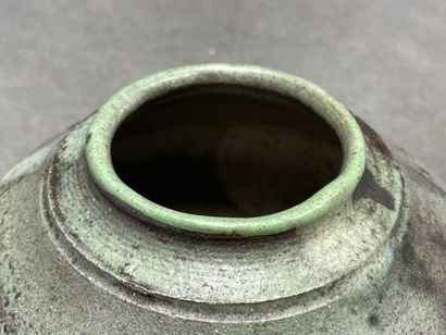 Vase boule en grès émaillé
H. :13 cm.