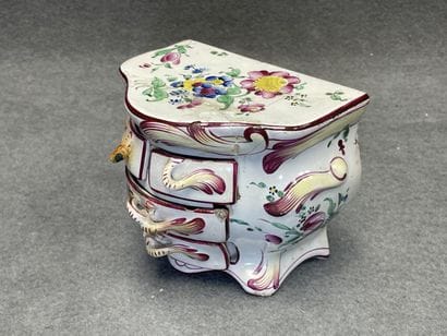 Saint Clément fin XVIII°: commode en faience.
12...