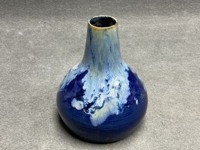 Vase en céramique du Morvan, émaillée bleu....