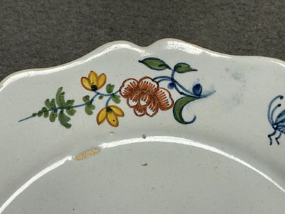 Deux assiettes en faience XVIII°. 
D. :23...