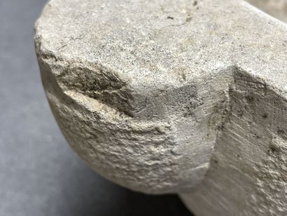 Mortier en pierre sculptée.
H: 11 cm.
L:...