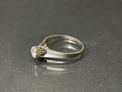 Solitaire en or gris, et diamant environ...
